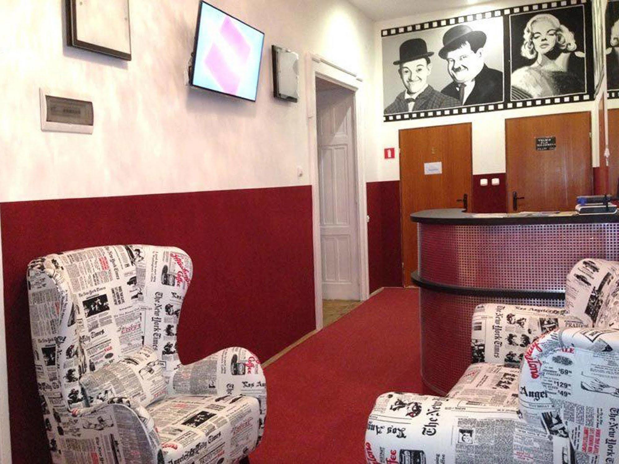 B Movie Guest Rooms Cracovia Esterno foto